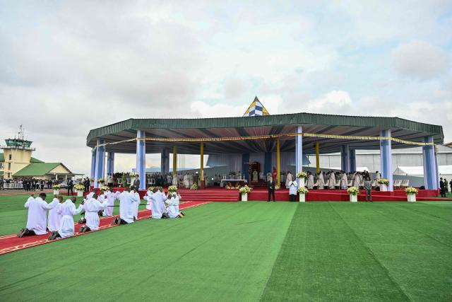 Pope Leo XIV (C) leads a Holy Mass at the Yaounde Ville Airport in Yaounde on the sixth day of an 11-day apostolic journey to Africa, on April 18, 2026. (Photo by Alberto PIZZOLI / AFP)