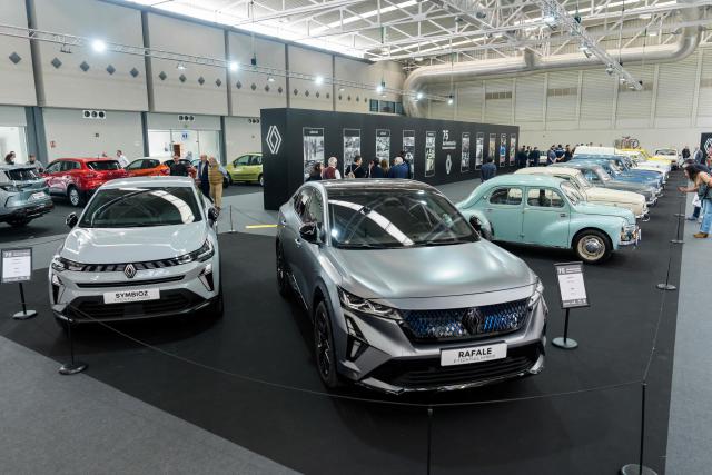 Visitors look at Renault cars at the Retro Auto Moto Valladolid Show during the celebration of Renault FASA's 75th anniversary in Valladolid, Spain on April 18, 2026. (Photo by CESAR MANSO / AFP)
