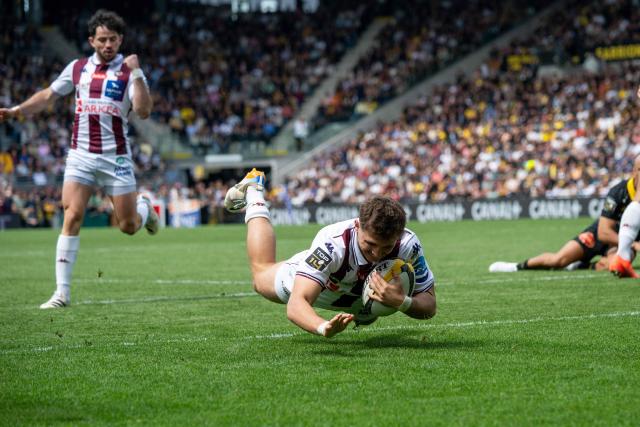 Bordeaux-Begles' French full-back Xan Mousques runs with the ball and scores a try during the French Top14 rugby union match between Stade Rochelais (La Rochelle) and  Union Bordeaux-Begles (UBB) at The Marcel-Deflandre Stadium in La Rochelle, western France ON April 18, 2026. (Photo by XAVIER LEOTY / AFP)