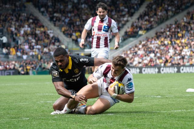 Bordeaux-Begles' French full-back Xan Mousques (R) scores a try during the French Top14 rugby union match between Stade Rochelais (La Rochelle) and  Union Bordeaux-Begles (UBB) at The Marcel-Deflandre Stadium in La Rochelle, western France ON April 18, 2026. (Photo by XAVIER LEOTY / AFP)