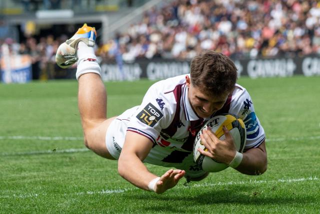 Bordeaux-Begles' French full-back Xan Mousques runs with the ball and scores a try during the French Top14 rugby union match between Stade Rochelais (La Rochelle) and  Union Bordeaux-Begles (UBB) at The Marcel-Deflandre Stadium in La Rochelle, western France ON April 18, 2026. (Photo by XAVIER LEOTY / AFP)