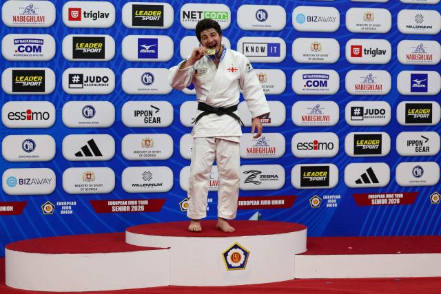 Gold medallist Georgia's Luka Maisuradze celebrates on the podium for the men's under 90 kg category event at the Judo European Senior Championships 2026 in Tbilisi on April 18, 2026. (Photo by Giorgi ARJEVANIDZE / AFP)