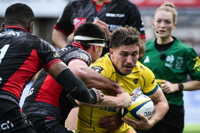 Clermont’s French scrum-half #09 Baptiste Jauneau (C) fights for the ball with Lyon’s Fidjian wing #11 Jiuta Wainiqolo (L) during the French Top14 rugby union match between ASM Clermont Auvergne and Lyon Olympique Universitaire Rugby at the Marcel-Michelin Stadium in Clermont-Ferrand, central France on April 18, 2026. (Photo by ARNAUD FINISTRE / AFP)