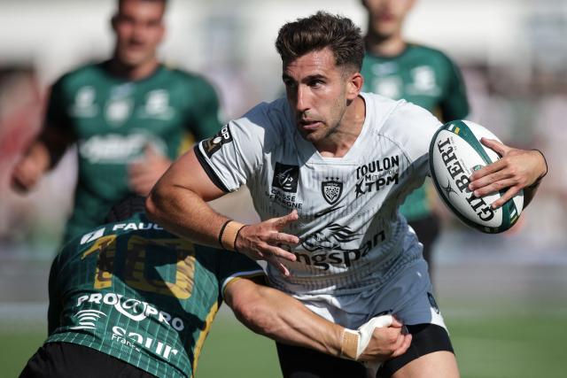 Toulon's French fly-half Mateo Garcia (R) is tackled during the French Top 14 rugby union match between US Montauban and Rugby Club Toulonnais (RCT) at Stade Sapiac in Montauban, south-western France, on April 18, 2026. (Photo by Valentine CHAPUIS / AFP)