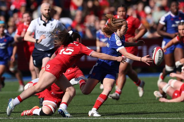 France's scrum-half Pauline Bourdon Sansus passes the ball during the Women's Six Nations international rugby union match between Wales and France  at the Cardiff Arms Park, in Cardiff, southern Wales on April 18, 2026. (Photo by Adrian Dennis / AFP)