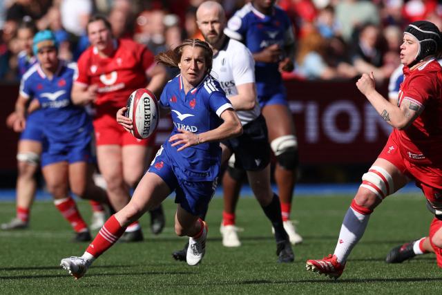 France's scrum-half Pauline Bourdon Sansus makes a break during the Women's Six Nations international rugby union match between Wales and France  at the Cardiff Arms Park, in Cardiff, southern Wales on April 18, 2026. (Photo by Adrian Dennis / AFP)
