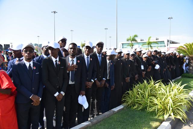Faithfuls gather to watch Pope Leo XIV depart in the Popemobile after his arrival at the "4 de Fevereiro" Luanda International Airport in Luanda on the sixth day of an 11-day apostolic journey to Africa, on April 18, 2026. (Photo by Julio PACHECO NTELA / AFP)