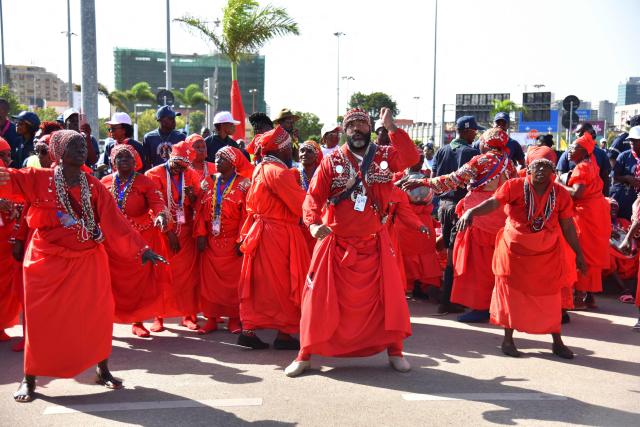 A folk dance group performs as Pope Leo XIV arrives at the "4 de Fevereiro" Luanda International Airport in Luanda on the sixth day of an 11-day apostolic journey to Africa, on April 18, 2026. (Photo by Julio PACHECO NTELA / AFP)