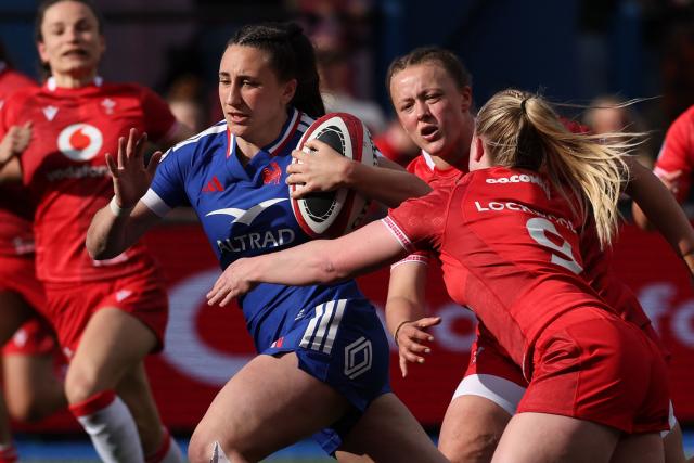 France's wing Anais Grando runs away from Wales' scrum-half Seren Lockwood on the way to scoring during the Women's Six Nations international rugby union match between Wales and France  at the Cardiff Arms Park, in Cardiff, southern Wales on April 18, 2026. (Photo by Adrian Dennis / AFP)
