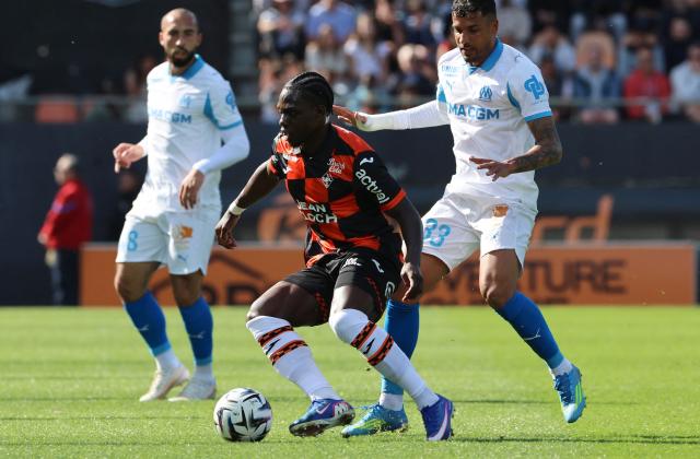 Lorient's French midfielder #17 Jean-Victor Makengo (C) fights for the ball with Marseille's Italian defender #33 Emerson Palmieri (R) during the French L1 football match between FC Lorient and Olympique de Marseille at the Moustoir stadium in Lorient, western France on April 18, 2026. (Photo by Fred TANNEAU / AFP)