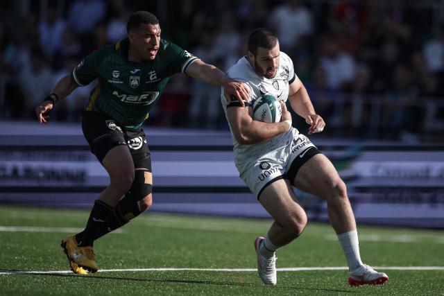 Toulon's Georgian number eight Mikheili Shioshvili (R) is challenged as he runs for a try during the French Top 14 rugby union match between US Montauban and Rugby Club Toulonnais (RCT) at Stade Sapiac in Montauban, south-western France, on April 18, 2026. (Photo by Valentine CHAPUIS / AFP)