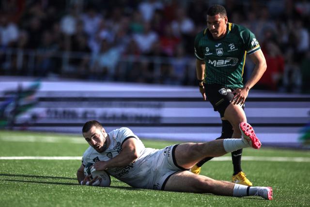 Toulon's Georgian number eight Mikheili Shioshvili (down) scores a try during the French Top 14 rugby union match between US Montauban and Rugby Club Toulonnais (RCT) at Stade Sapiac in Montauban, south-western France, on April 18, 2026. (Photo by Valentine CHAPUIS / AFP)