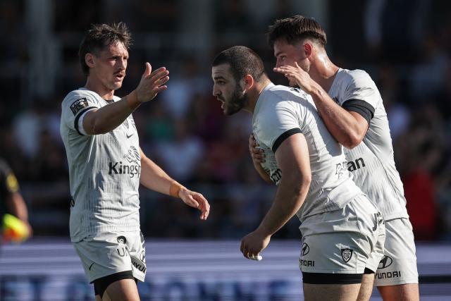 Toulon's Georgian number eight Mikheili Shioshvili (C) celebrates with team mates after scoring a try during the French Top 14 rugby union match between US Montauban and Rugby Club Toulonnais (RCT) at Stade Sapiac in Montauban, south-western France, on April 18, 2026. (Photo by Valentine CHAPUIS / AFP)