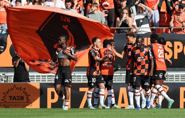 Lorient's Senegalese forward Bamba Dieng #12 (2nd R) celebrates with teammates after scoring his team second goal during the French L1 football match between FC Lorient and Olympique de Marseille at the Moustoir stadium in Lorient, western France on April 18, 2026. (Photo by Fred TANNEAU / AFP)