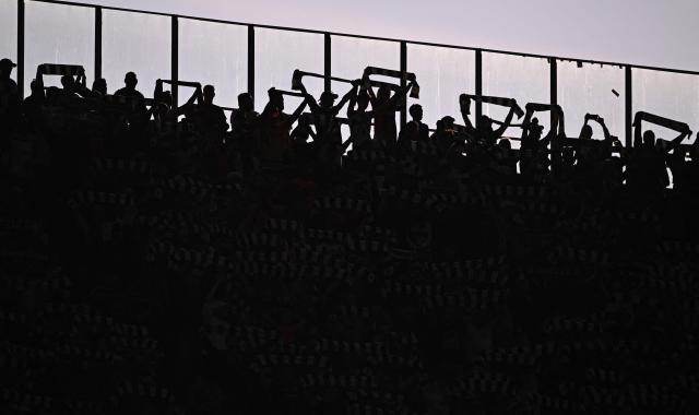 Frankfurt fans cheer their team ahead the German first division Bundesliga football match between Eintracht Frankfurt and RB Leipzig in Frankfurt am Main, western Germany, on April 18, 2026. (Photo by Kirill KUDRYAVTSEV / AFP) / DFL REGULATIONS PROHIBIT ANY USE OF PHOTOGRAPHS AS IMAGE SEQUENCES AND/OR QUASI-VIDEO