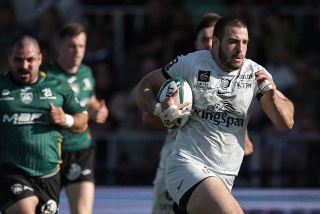 Toulon's Georgian number eight Mikheili Shioshvili (R) runs for a try during the French Top 14 rugby union match between US Montauban and Rugby Club Toulonnais (RCT) at Stade Sapiac in Montauban, south-western France, on April 18, 2026. (Photo by Valentine CHAPUIS / AFP)
