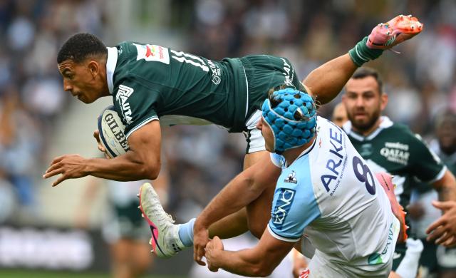 Pau's French winger Aaron Grandidier-Nkanang (L) jumps to grab the ball during the French Top14 rugby union match between Aviron Bayonnais (Bayonne) and  Section Paloise (Pau) at the Jean Dauger stadium in Bayonne, south-western France on April 18, 2026. (Photo by Gaizka IROZ / AFP)
