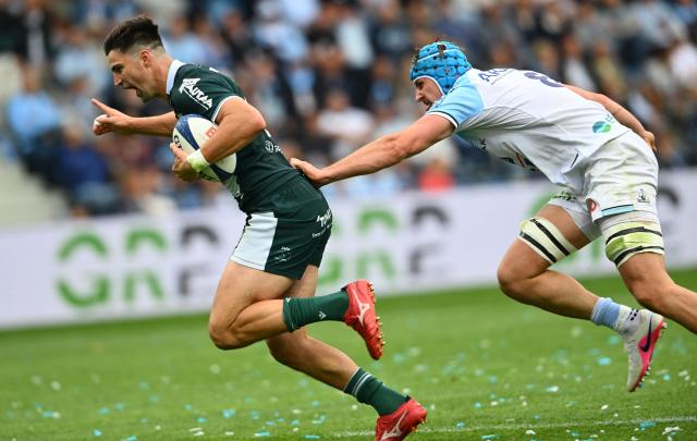 Pau's Australian fullback Jack Maddocks (L) runs to score a try during the French Top14 rugby union match between Aviron Bayonnais (Bayonne) and  Section Paloise (Pau) at the Jean Dauger stadium in Bayonne, south-western France on April 18, 2026. (Photo by Gaizka IROZ / AFP)