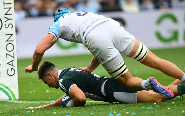 Pau's Australian fullback Jack Maddocks (L) scores a try during the French Top14 rugby union match between Aviron Bayonnais (Bayonne) and  Section Paloise (Pau) at the Jean Dauger stadium in Bayonne, south-western France on April 18, 2026. (Photo by Gaizka IROZ / AFP)