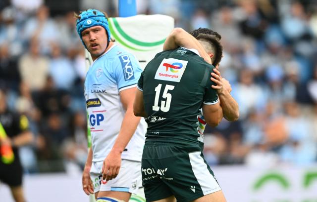 Pau's Australian fullback Jack Maddocks (R) celebrates with a teammate after scoring a try during the French Top14 rugby union match between Aviron Bayonnais (Bayonne) and  Section Paloise (Pau) at the Jean Dauger stadium in Bayonne, south-western France on April 18, 2026. (Photo by Gaizka IROZ / AFP)