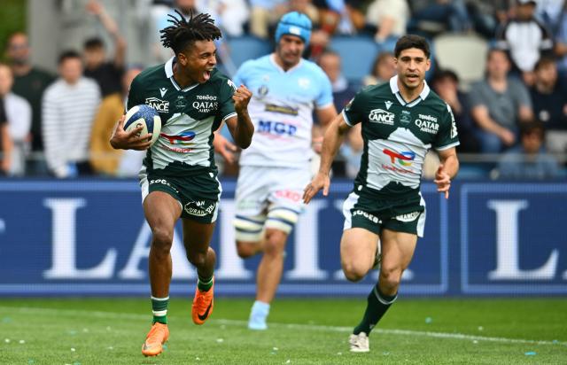 Pau's French winger Theo Attissogbe (L) runs to score a try during the French Top14 rugby union match between Aviron Bayonnais (Bayonne) and  Section Paloise (Pau) at the Jean Dauger stadium in Bayonne, south-western France on April 18, 2026. (Photo by Gaizka IROZ / AFP)