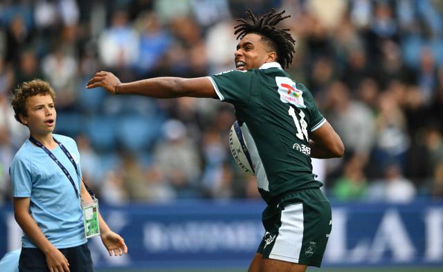 Pau's French winger Theo Attissogbe prepares to throw the ball after scoring a try during the French Top14 rugby union match between Aviron Bayonnais (Bayonne) and  Section Paloise (Pau) at the Jean Dauger stadium in Bayonne, south-western France on April 18, 2026. (Photo by Gaizka IROZ / AFP)
