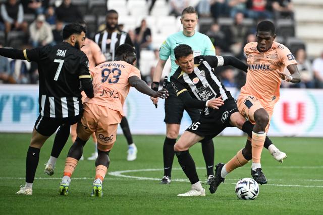 Angers' French midfielder #15 Pierrick Capelle (2nd R) vies for the ball with Le Havre's French defender #19 Lucas Gourna-Douath (R) during the French L1 football match between SCO Angers and Le Havre AC at the Stade Raymond-Kopa in Angers, western France on April 18, 2026. (Photo by Sebastien Salom-Gomis / AFP)
