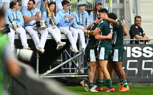 Pau's players celebrate after a try during the French Top14 rugby union match between Aviron Bayonnais (Bayonne) and  Section Paloise (Pau) at the Jean Dauger stadium in Bayonne, south-western France on April 18, 2026. (Photo by Gaizka IROZ / AFP)