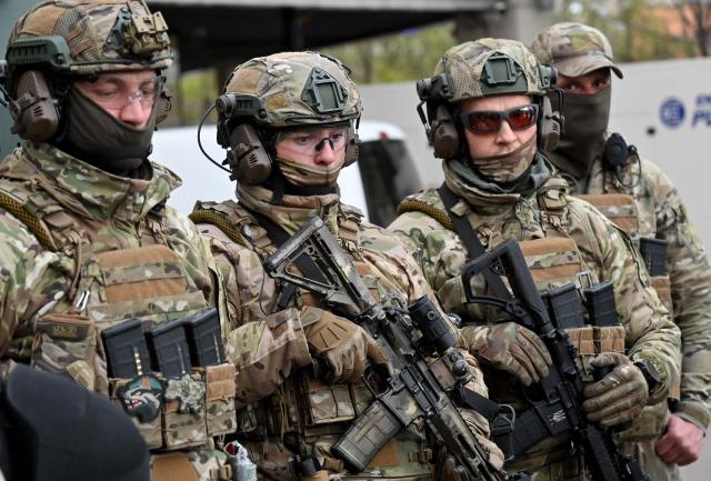 Special team police officers attend outside a supermarket following a shooting in Kyiv on April 18, 2026. A gunman opened fire in Kyiv on April 18, 2026, killing at least five people, wounding others and taking hostages at a supermarket before being killed during an arrest attempt, officials said. Ukrainian President said that at least five people were dead and 10 hospitalised with wounds and trauma after the shooting in a residential district of the capital. (Photo by Sergei SUPINSKY / AFP)