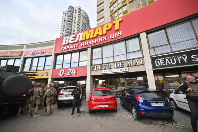 Special team police officers attend outside a supermarket following a shooting in Kyiv on April 18, 2026. A gunman opened fire in Kyiv on April 18, 2026, killing at least five people, wounding others and taking hostages at a supermarket before being killed during an arrest attempt, officials said. Ukrainian President said that at least five people were dead and 10 hospitalised with wounds and trauma after the shooting in a residential district of the capital. (Photo by Sergei SUPINSKY / AFP)