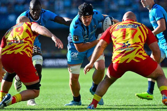 Montpellier’s French full back Lenni Nouchi (C) runs with the ball during the French Top14 rugby union match between Montpellier Herault Rugby and USA Perpignan at the GGL Stadium in Montpellier, southern France on April 18, 2026. (Photo by Sylvain THOMAS / AFP)