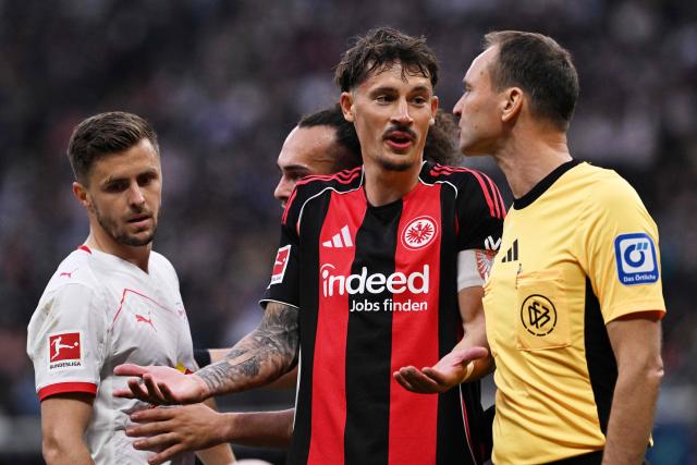 Frankfurt's German defender #04 Robin Koch (C) reacts during the German first division Bundesliga football match between Eintracht Frankfurt and RB Leipzig in Frankfurt am Main, western Germany, on April 18, 2026. (Photo by Kirill KUDRYAVTSEV / AFP) / DFL REGULATIONS PROHIBIT ANY USE OF PHOTOGRAPHS AS IMAGE SEQUENCES AND/OR QUASI-VIDEO