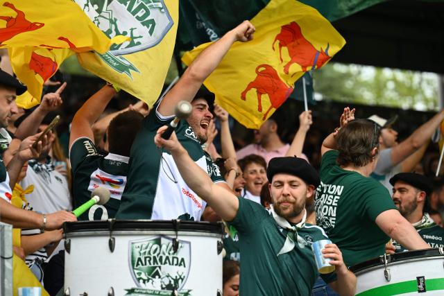 Pau's supporters celebrate after a try during the French Top14 rugby union match between Aviron Bayonnais (Bayonne) and Section Palpoise (Pau) at the Jean Dauger stadium in Bayonne, south-western France on April 18, 2026. (Photo by Gaizka IROZ / AFP)