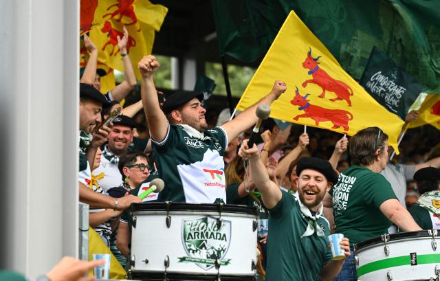 Pau's supporters celebrate after a try during the French Top14 rugby union match between Aviron Bayonnais (Bayonne) and Section Palpoise (Pau) at the Jean Dauger stadium in Bayonne, south-western France on April 18, 2026. (Photo by Gaizka IROZ / AFP)