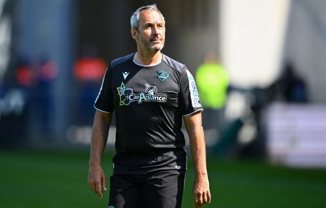 Pau's French coach Sebastien Piqueronies looks on prior to the French Top14 rugby union match between Aviron Bayonnais (Bayonne) and Section Palpoise (Pau) at the Jean Dauger stadium in Bayonne, south-western France on April 18, 2026. (Photo by Gaizka IROZ / AFP)