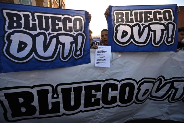 Chelsea fans joined by the fans of French club Strasbourg hold a protest against BlueCo group, led by American businessman Todd Boehly outside the ground before the English Premier League football match between Chelsea and Manchester United at Stamford Bridge in London on April 18, 2026. (Photo by Glyn KIRK / AFP)