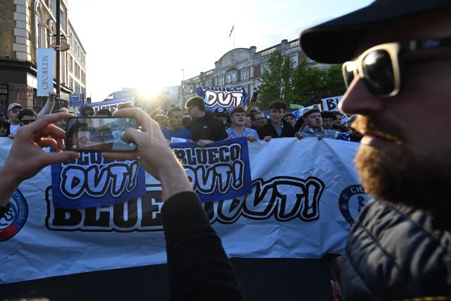 Chelsea fans joined by the fans of French club Strasbourg hold a protest against BlueCo group, led by American businessman Todd Boehly outside the ground before the English Premier League football match between Chelsea and Manchester United at Stamford Bridge in London on April 18, 2026. (Photo by Glyn KIRK / AFP)