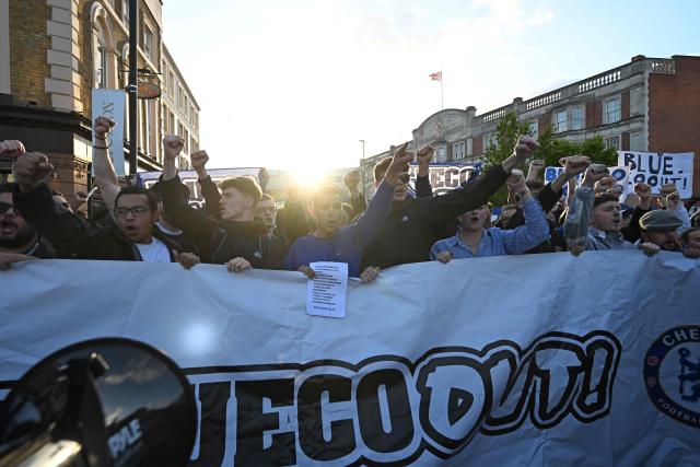 Chelsea fans joined by the fans of French club Strasbourg hold a protest against BlueCo group, led by American businessman Todd Boehly outside the ground before the English Premier League football match between Chelsea and Manchester United at Stamford Bridge in London on April 18, 2026. (Photo by Glyn KIRK / AFP)