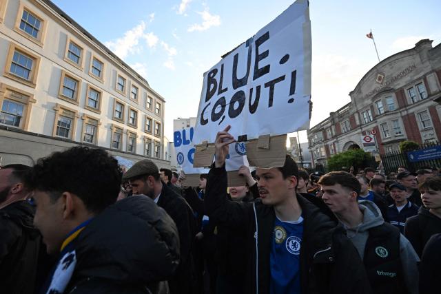 Chelsea fans joined by the fans of French club Strasbourg hold a protest against BlueCo group, led by American businessman Todd Boehly outside the ground before the English Premier League football match between Chelsea and Manchester United at Stamford Bridge in London on April 18, 2026. (Photo by Glyn KIRK / AFP)