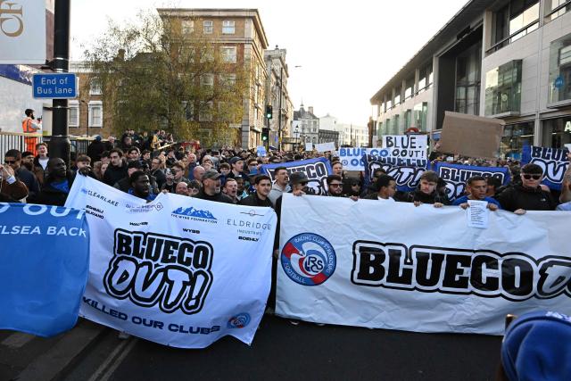 Chelsea fans joined by the fans of French club Strasbourg hold a protest against BlueCo group, led by American businessman Todd Boehly outside the ground before the English Premier League football match between Chelsea and Manchester United at Stamford Bridge in London on April 18, 2026. (Photo by Glyn KIRK / AFP)