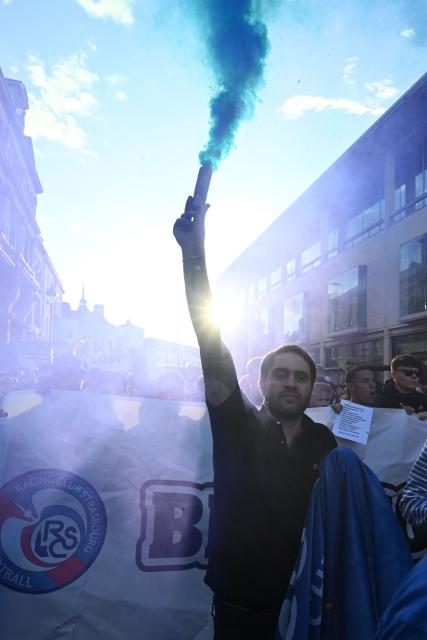 Chelsea fans joined by the fans of French club Strasbourg hold a protest against BlueCo group, led by American businessman Todd Boehly outside the ground before the English Premier League football match between Chelsea and Manchester United at Stamford Bridge in London on April 18, 2026. (Photo by Glyn KIRK / AFP)