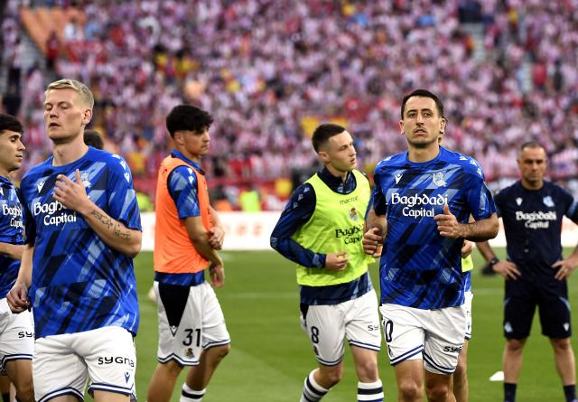 Real Sociedad's Spanish forward #10 Mikel Oyarzabal and teammates warm up prior the Copa del Rey (King's Cup) final football match between Club Atletico de Madrid and Real Sociedad at La Cartuja stadium in Seville on April 18, 2026. (Photo by CRISTINA QUICLER / AFP)