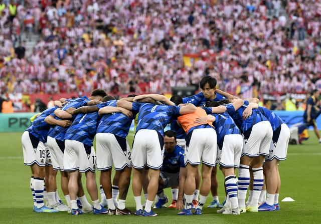 Real Sociedad's Japanese forward #14 Takefusa Kubo and teammates prepare prior the Copa del Rey (King's Cup) final football match between Club Atletico de Madrid and Real Sociedad at La Cartuja stadium in Seville on April 18, 2026. (Photo by CRISTINA QUICLER / AFP)