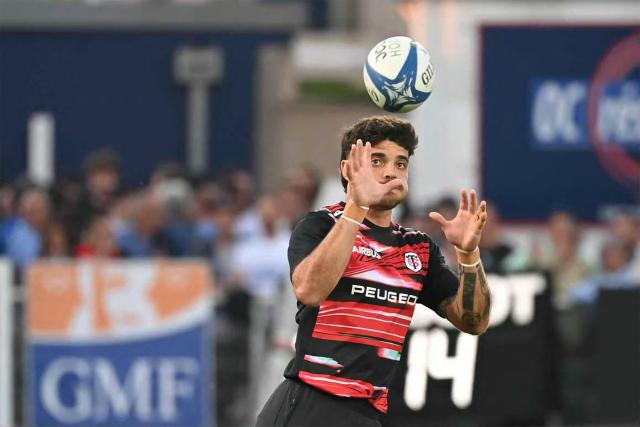 Toulouse's French fly-half Romain Ntamack warms up ahead of the French Top 14 rugby union match between Castres Olympique and Stade Toulousain Rugby (Toulouse) at Stade Pierre Fabre in Castres, southern France on April 18, 2026. (Photo by Matthieu RONDEL / AFP)