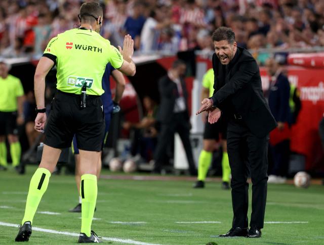 Atletico Madrid's Argentine coach Diego Simeone gestures on the touchline next to the referee during the Copa del Rey (King's Cup) final football match between Club Atletico de Madrid and Real Sociedad at La Cartuja stadium in Seville on April 18, 2026. (Photo by Thomas COEX / AFP)