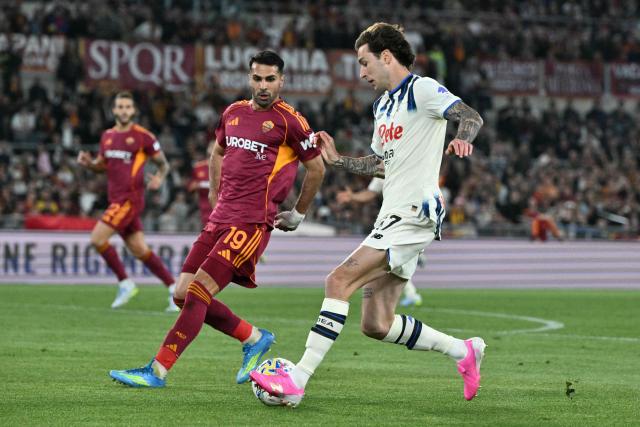 Atalanta's Italian defender #47 Lorenzo Bernasconi fights for the ball with Roma's Turkish defender #19 Zeki Celik during the Italian Serie A football match between AS Roma and Atalanta at the Olympic Stadium in Rome on April 18, 2026. (Photo by Tiziana FABI / AFP)
