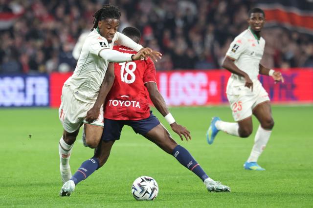 Lille's Congolese defender #18 Chancel Mbemba (L) vies with Nice’s French forward #11 Elye Wahi (R) during the French L1 football match between Lille OSC and OGC Nice at the Pierre Mauroy stadium in Villeneuve-d'Ascq, northern France, on April 18, 2026. (Photo by Francois LO PRESTI / AFP)