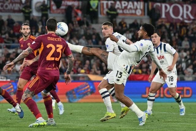 Atalanta's Brazilian midfielder #13 Ederson controls the ball during the Italian Serie A football match between AS Roma and Atalanta at the Olympic Stadium in Rome on April 18, 2026. (Photo by Tiziana FABI / AFP)