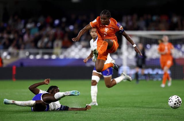 Netherlands' forward #07 Lineth Beerensteyn (R) is tackled by France's defender #19 Griedge Mbock Bathy Nka during the women's FIFA world cup league A, group 2, qualifying football match between France and The Netherlands at the Stade de l'Abbe-Deschamps in Auxerre, central France on April 18, 2026. (Photo by FRANCK FIFE / AFP)