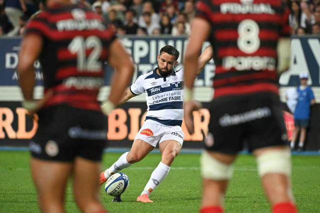Castres' French fly half Enzo Herve kicks the ball to convert a point during the French Top14 rugby union match between Castres Olympique (CO) and Stade Toulousain at the Stade Pierre Fabre in Castres, southern France on April 18, 2026. (Photo by Matthieu RONDEL / AFP)
